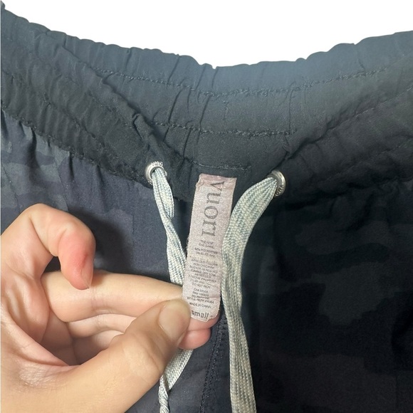 Vuori | Clementine Shorts Size Small Dark Camo Lined VW304 Zip Pocket Drawstring - Picture 2 of 5